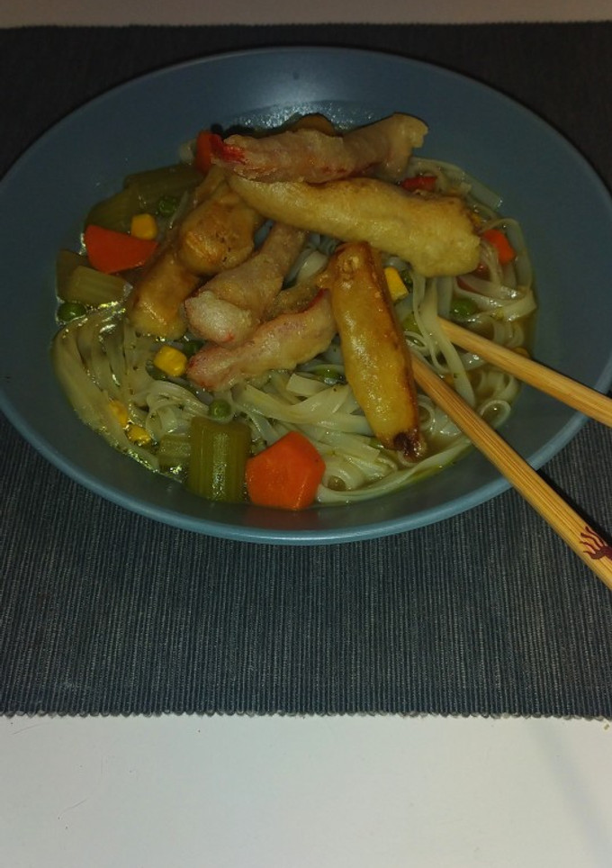 Una foto de Noodles de arroz con verduras y tempura 😍🥕🍜🥦
