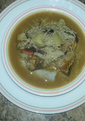 Una foto de Tiburón en caldo de verduras🐟🍅🍋🍄🌽🍲😍😍😙😙😋😋
