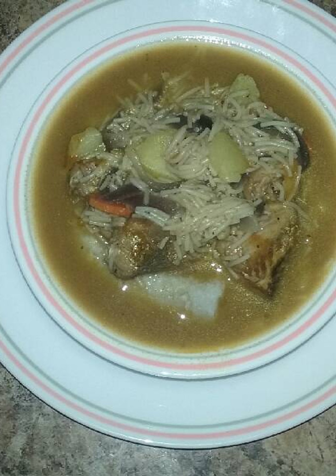 Una foto de Tiburón en caldo de verduras🐟🍅🍋🍄🌽🍲😍😍😙😙😋😋