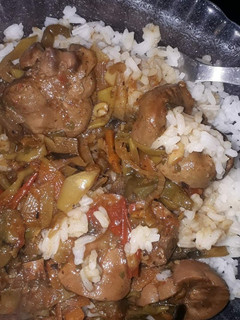 Una foto de Arroz en wok de riñones y salsa teriyaki casera y salsa de soja