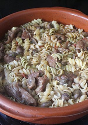 Una foto de Espirarales con costillas y habas