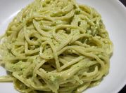 Una foto de espagueti verde