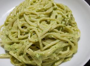 Una foto de Espagueti verde con queso philadelphia