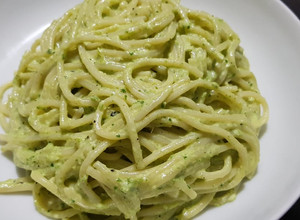 Una foto de Espagueti verde con queso philadelphia
