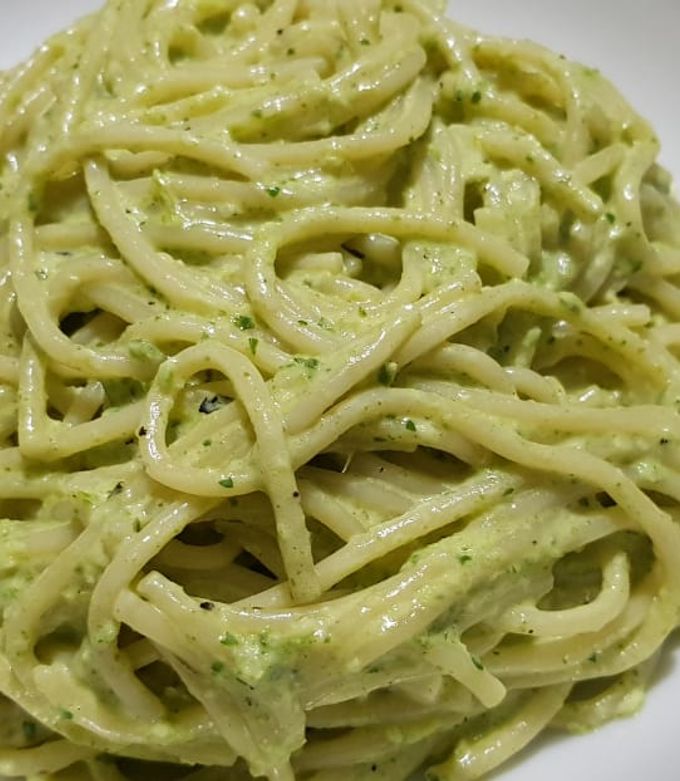 Una foto de Espagueti verde con queso philadelphia