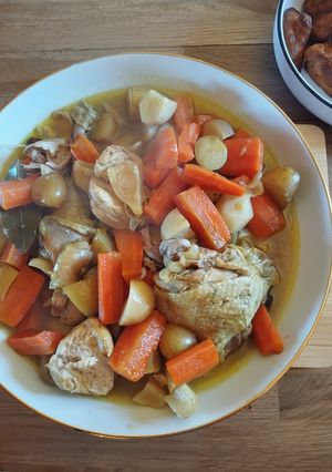 Une photo de Tajine de poulet aux légumes printaniers