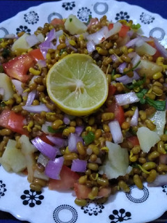 मोठ चाट (Moth Chaat recipe in Hindi) रेसिपी मुख्य फोटो