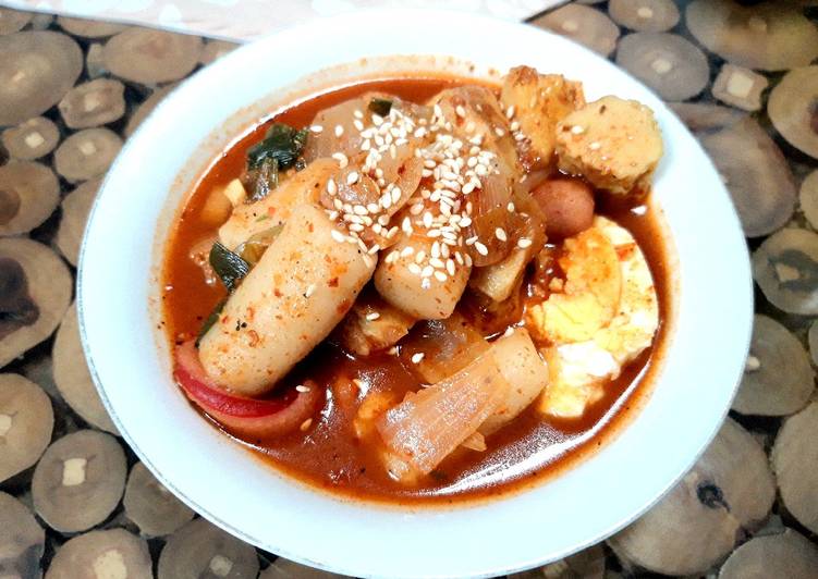 Resep Tteokbokki (떡볶이) - Korean Spicy Rice Cake Original Recipe, Enak Banget