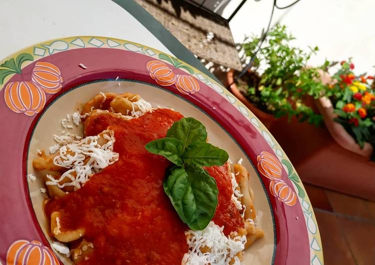 Orecchiette e pizzarieddi con pomodoro cacioricotta e basilico