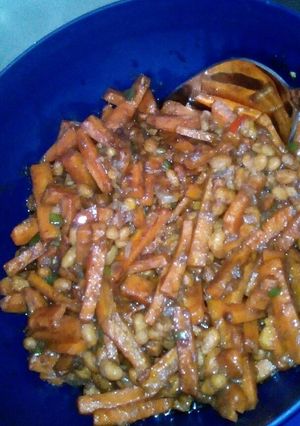 A picture of Carrot and chillies salad.