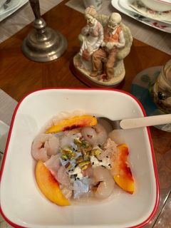 Hình của món Chè Khúc Bạch trộn từ hoa đậu biếc và hạt lựu.