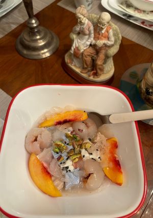 Hình của món Chè Khúc Bạch trộn từ hoa đậu biếc và hạt lựu.