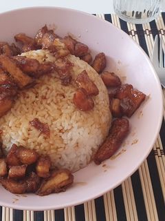 Una foto de Arroz con pollo y soja 🍚