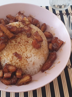 Una foto de Arroz con pollo y soja 🍚