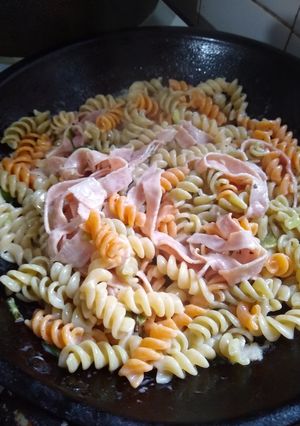 Una foto de Fideos con crema, verdeo y jamón