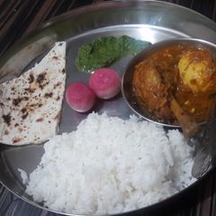 A picture of Chicken Sagwala and naan.