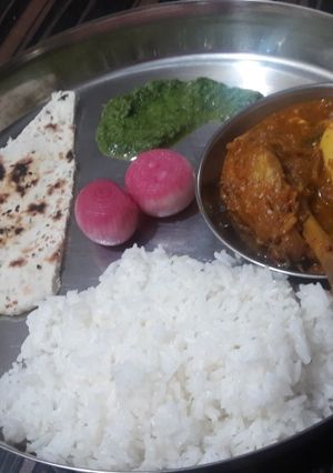 A picture of Chicken Sagwala and naan.