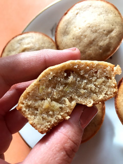 Una foto de Muffin de banana y dulce de leche 😋