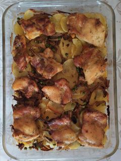Una foto de Contramuslos de pollo rural al horno con patatas, zanahorias, cebollas, setas y guisantes