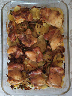 Una foto de Contramuslos de pollo rural al horno con patatas, zanahorias, cebollas, setas y guisantes