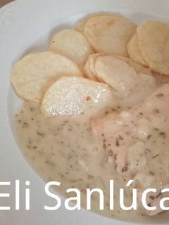 Una foto de Salmón en salsa de eneldo
