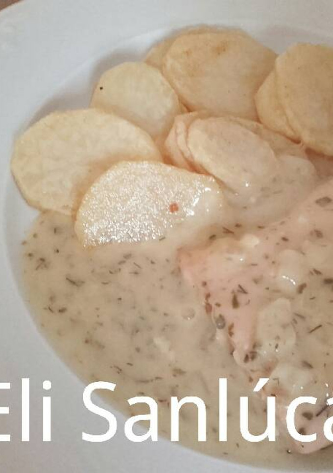 Una foto de Salmón en salsa de eneldo