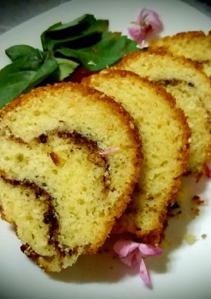 A picture of Kake stuffed with chocolate cookie powder, cinnamon, almonds.