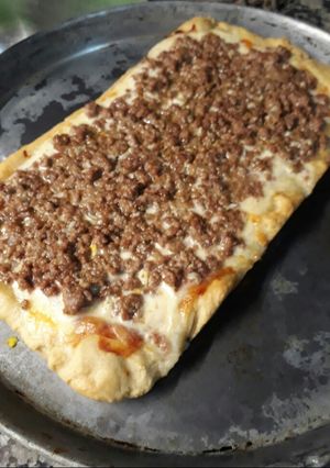 Una foto de Pizza casera de carne y también conocida como"Pizza Campechana"