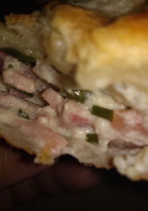 Una foto de Empanadas de queso crema cibullete y panceta