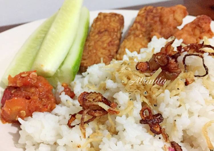 Langkah Mudah untuk Menyiapkan Nasi Liwet Rice Cooker Mudah, Enak