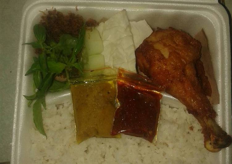 Nasi Ayam Lalap Duo Bumbu plus Srundeng