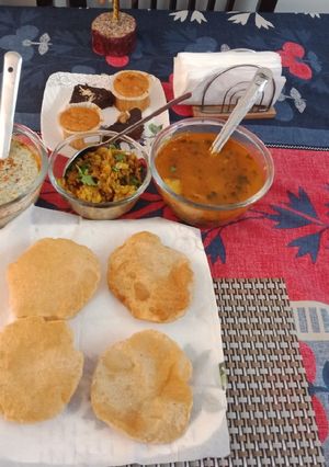A picture of Bathuye ka Raita with poori and sabji.
