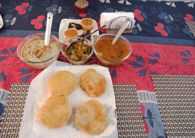 How to Make Quick Bathuye ka Raita with poori and sabji