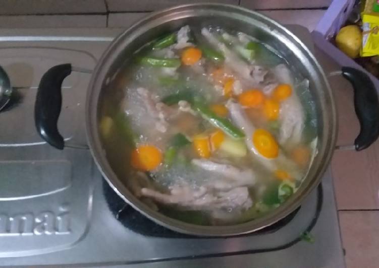 Bagaimana Membuat Sup ceker rempah yang Bisa Manjain Lidah