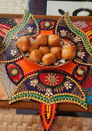 A picture of Besan ladoo.