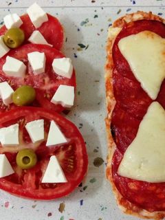 Una foto de Baguette de chorizo y queso viejo con ensalada de tomate