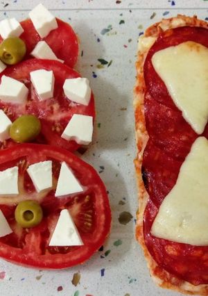 Foto principal de Baguette de chorizo y queso viejo con ensalada de tomate