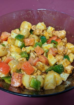 Una foto de Aprovechando restos: ensalada tibia de papas arrugadas con pollo al mojo picón