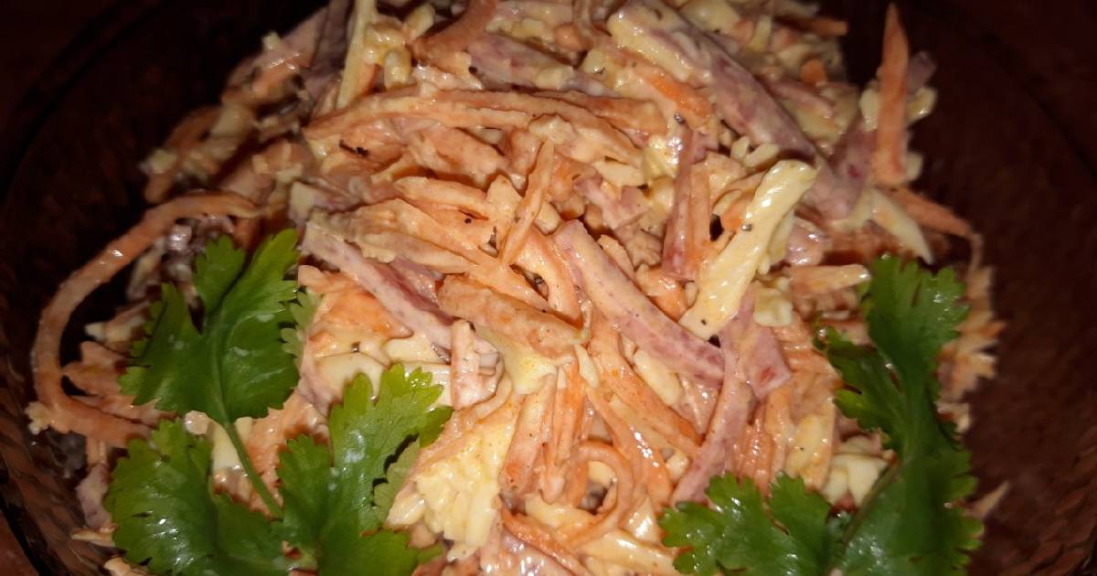 Салат с морковкой по-корейски и курицей и колбасным сыром