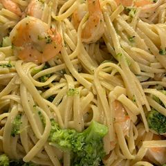 A picture of Linguine Shrimp & Broccoli.