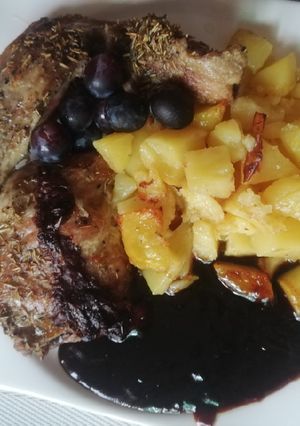 Rozmaringos kacsacomb, tepsiben sült burgonyával és szilvamártás recept fotója