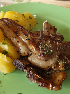 Una foto de Chuletas de cordero a la parrilla con limón al tomillo limonero