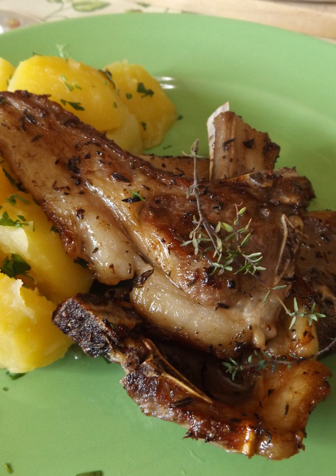 Una foto de Chuletas de cordero a la parrilla con limón al tomillo limonero