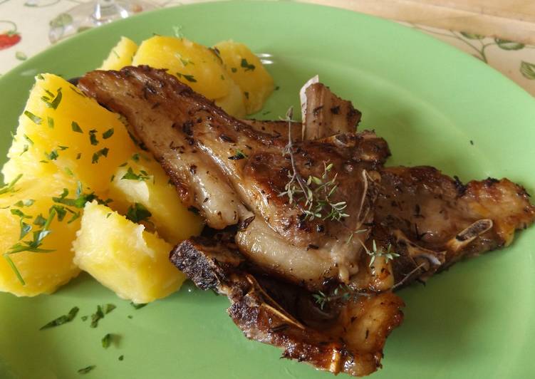 Chuletas de cordero a la parrilla con limón al tomillo limonero