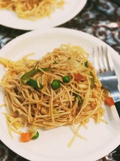 वेज चाऊमिन (Veg Chowmien recipe in Hindi) रेसिपी मुख्य फोटो