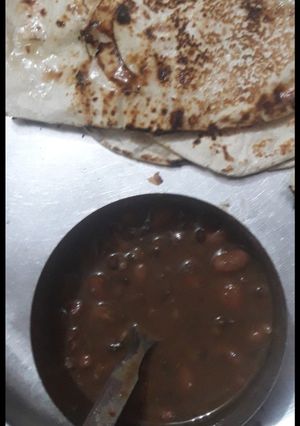 दाल मखनी और नान (dal makhani aur dal recipe in Hindi) रेसिपी मुख्य फोटो