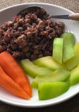 Hình của món Eat clean: cơm gạo lứt đậu gà (1).