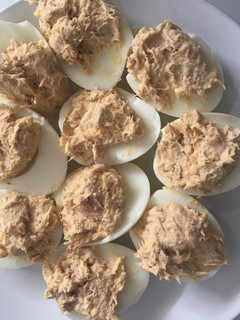 Una foto de Huevos rellenos de atún