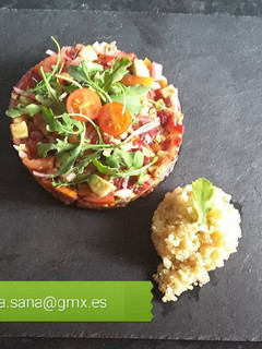 Una foto de Tartar verduras y quinoa