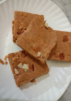 A picture of Besan burfi.